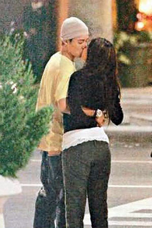 盘点当众调情惊呆路人明星 叶璇与男友热吻