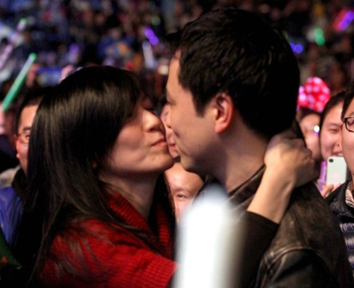 盘点当众调情惊呆路人明星 叶璇与男友热吻