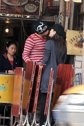 盘点当众调情惊呆路人明星 叶璇与男友热吻