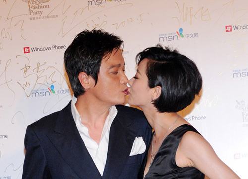 盘点当众调情惊呆路人明星 叶璇与男友热吻