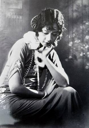 盘点娱圈自杀明星 34岁香港女主播烧炭身亡