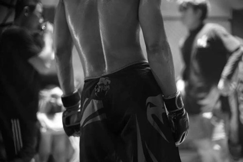 徐静蕾晒黄立行半裸照 汗流浃背肌肉健硕