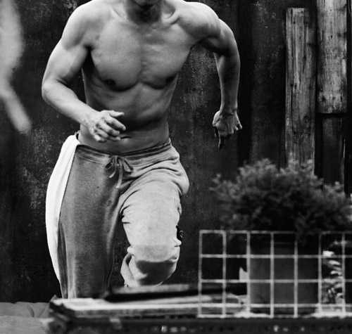 徐静蕾晒黄立行半裸照 汗流浃背肌肉健硕