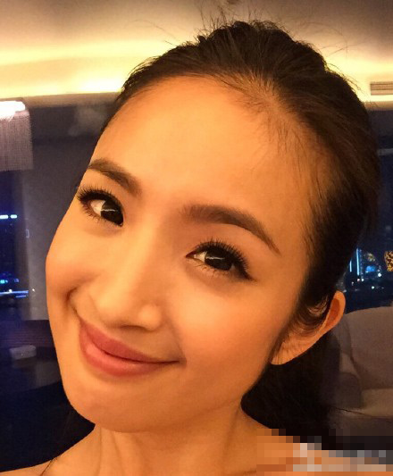 林依晨长腿一跨超霸气 老公背后偷学萌翻