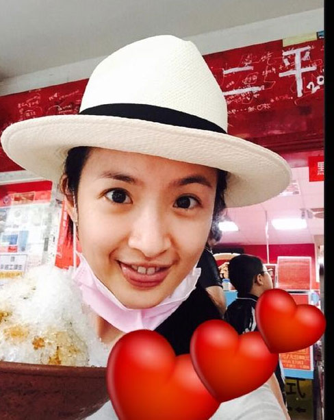 林依晨长腿一跨超霸气 老公背后偷学萌翻