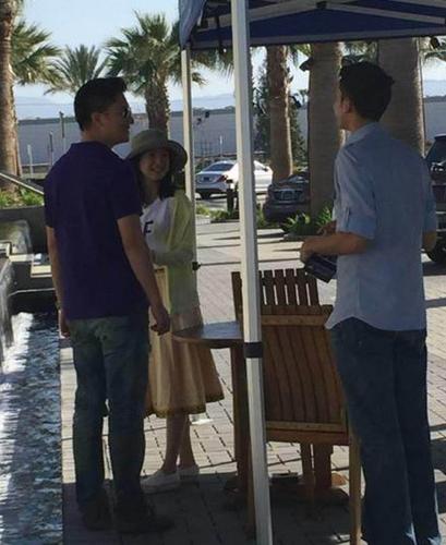 林依晨长腿一跨超霸气 老公背后偷学萌翻