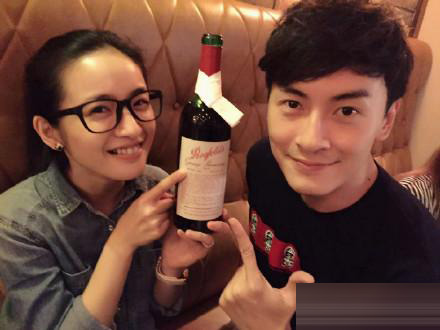 林依晨长腿一跨超霸气 老公背后偷学萌翻