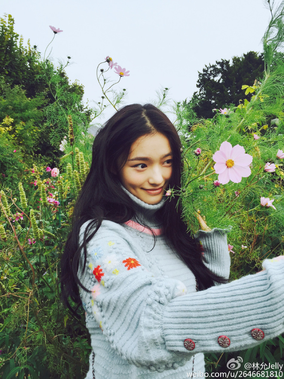星女郎林允晒花丛照 眉眼带笑显妩媚