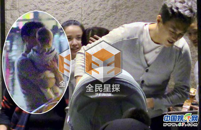 娱圈老干部私密生活：靳东销魂遛儿子