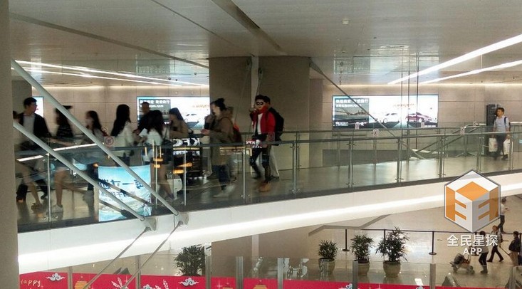 黄子韬深夜抵沪 人潮拥挤粉丝险摔倒