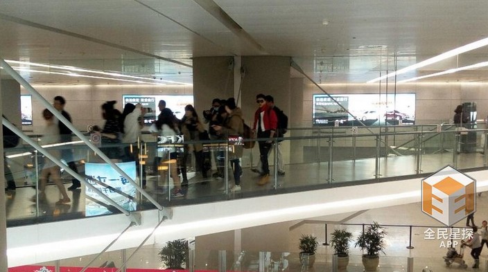 黄子韬深夜抵沪 人潮拥挤粉丝险摔倒