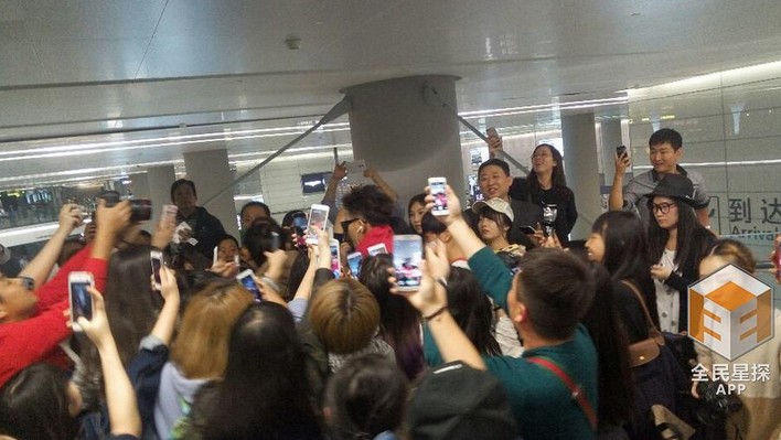 黄子韬深夜抵沪 人潮拥挤粉丝险摔倒