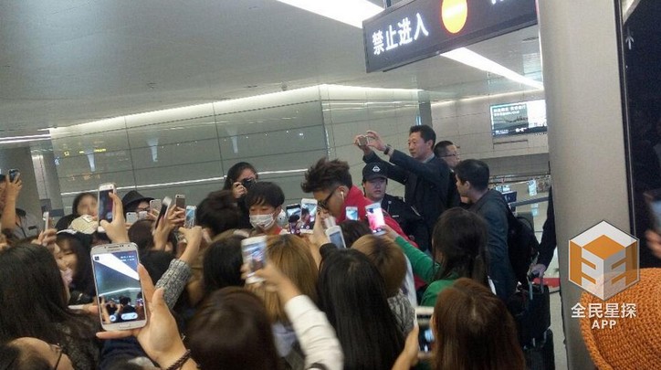 黄子韬深夜抵沪 人潮拥挤粉丝险摔倒