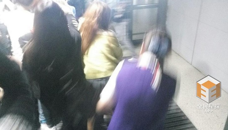 黄子韬深夜抵沪 人潮拥挤粉丝险摔倒