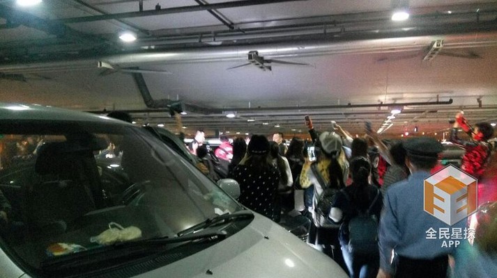 黄子韬深夜抵沪 人潮拥挤粉丝险摔倒