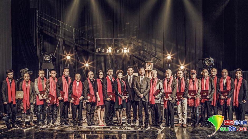 北影校庆官方合影出炉 超越时尚大片既视感十足