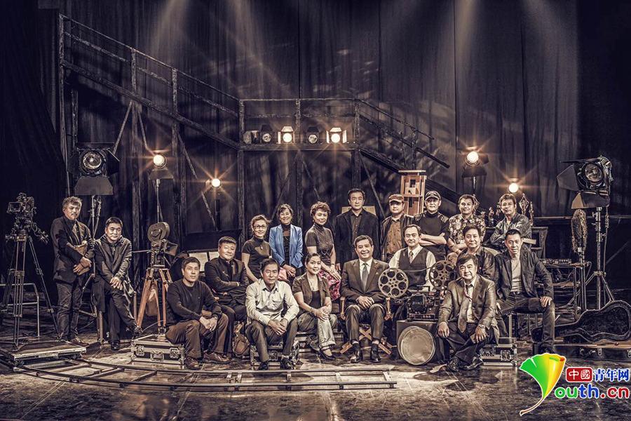北影校庆官方合影出炉 超越时尚大片既视感十足