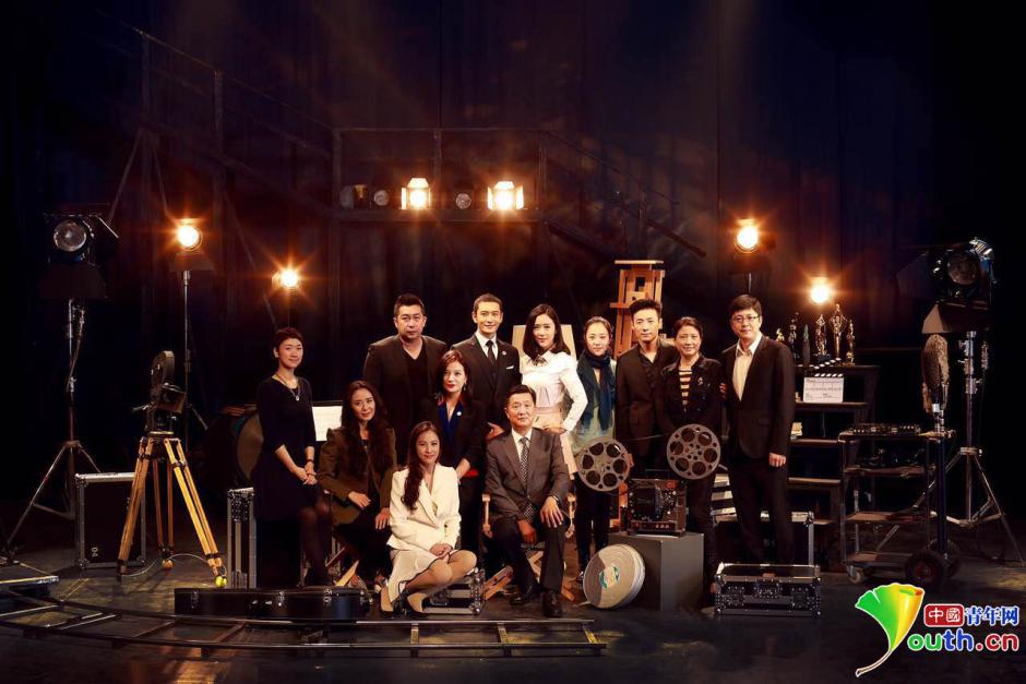 北影校庆官方合影出炉 超越时尚大片既视感十足