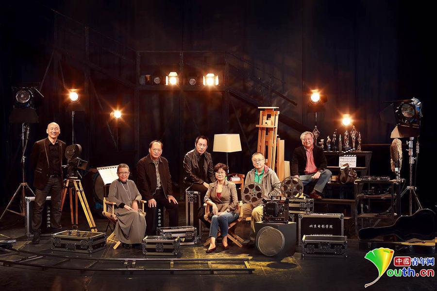 北影校庆官方合影出炉 超越时尚大片既视感十足