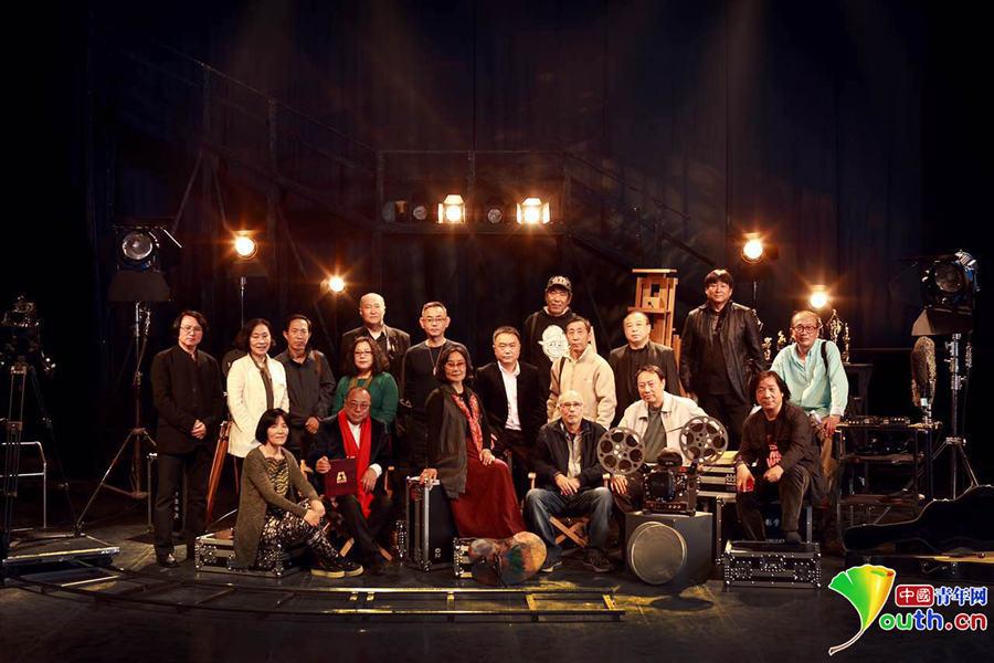 北影校庆官方合影出炉 超越时尚大片既视感十足