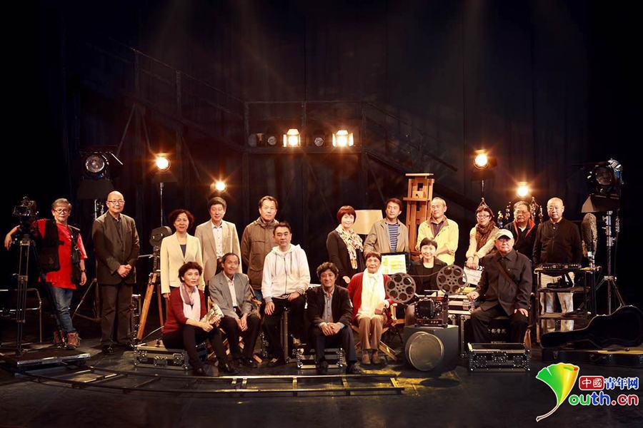 北影校庆官方合影出炉 超越时尚大片既视感十足