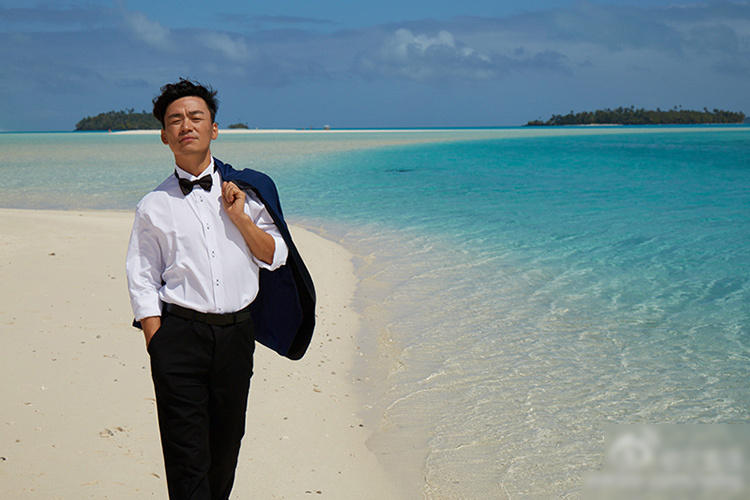 王宝强晒与妻子婚纱照 海边甜蜜依偎