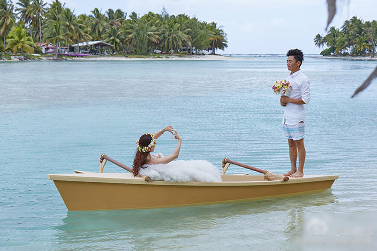 王宝强晒与妻子婚纱照 海边甜蜜依偎