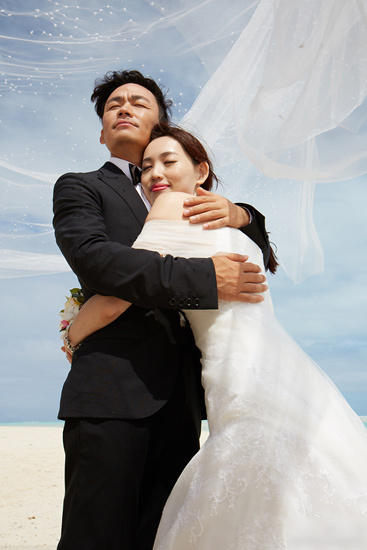 王宝强晒与妻子婚纱照 海边甜蜜依偎