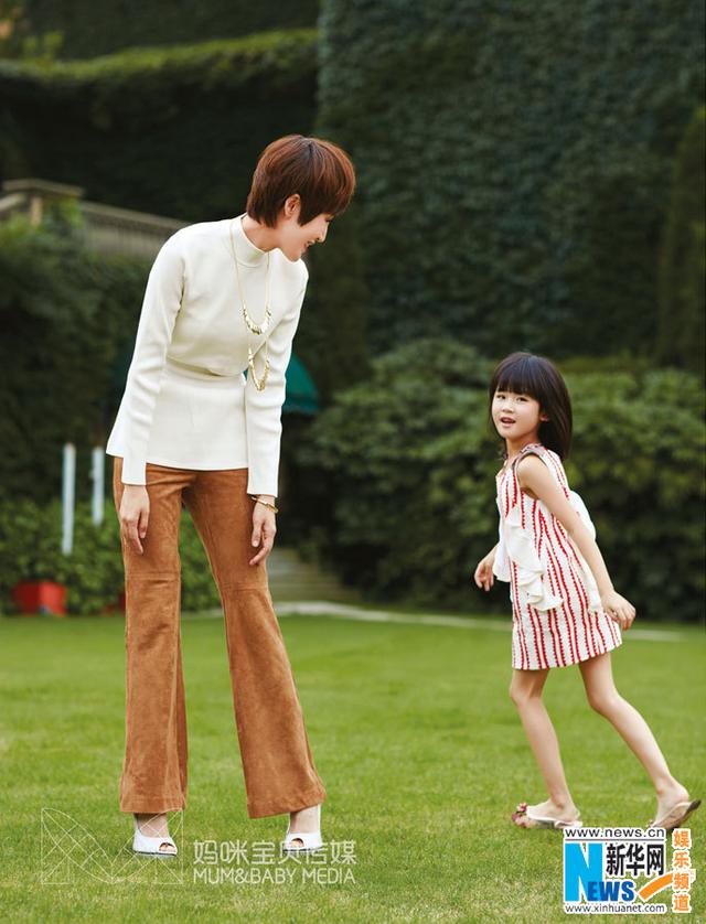 鲍蕾携女登封面 贝儿野性十足变豹纹小美女