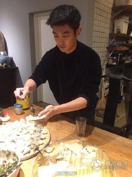 杜江为35岁霍思燕庆生 女方绿宝石戒指惹眼