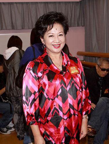 揭单亲妈妈心酸事 杨思琦为养女儿沦为啤酒妹 揭单亲妈妈心酸事 杨思琦为养女儿沦为啤酒妹