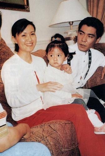 揭单亲妈妈心酸事 杨思琦为养女儿沦为啤酒妹 揭单亲妈妈心酸事 杨思琦为养女儿沦为啤酒妹