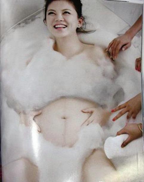女星大尺度斗艳孕照 官恩娜挺巨肚出海划艇 女星大尺度斗艳孕照 官恩娜挺巨肚出海划艇