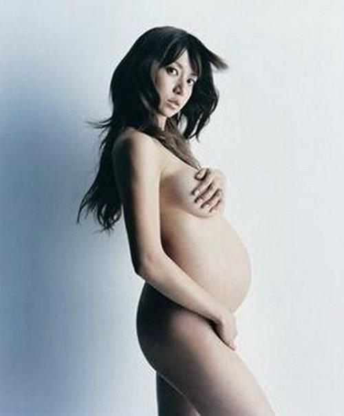 女星大尺度斗艳孕照 官恩娜挺巨肚出海划艇 女星大尺度斗艳孕照 官恩娜挺巨肚出海划艇