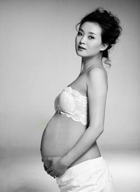 女星大尺度斗艳孕照 官恩娜挺巨肚出海划艇 女星大尺度斗艳孕照 官恩娜挺巨肚出海划艇