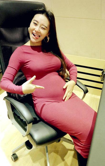 女星大尺度斗艳孕照 官恩娜挺巨肚出海划艇 女星大尺度斗艳孕照 官恩娜挺巨肚出海划艇