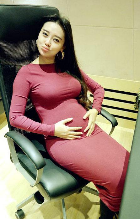 女星大尺度斗艳孕照 官恩娜挺巨肚出海划艇 女星大尺度斗艳孕照 官恩娜挺巨肚出海划艇