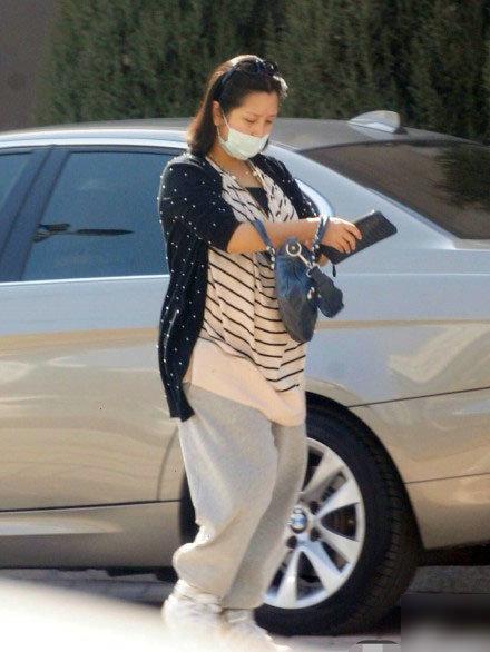 女星大尺度斗艳孕照 官恩娜挺巨肚出海划艇 女星大尺度斗艳孕照 官恩娜挺巨肚出海划艇