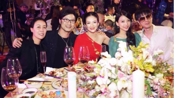 曝章子怡6月底已嫁汪峰赴美养胎 12月将产子