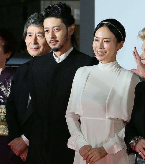 苍井空蕾丝甜美诱惑 希拉里白色抹胸性感迷人