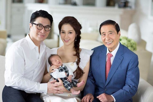 李家诚徐子淇带baby拍全家福