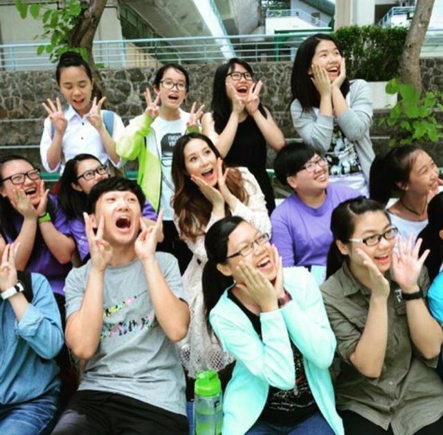 “千亿媳妇”徐子淇挺八月孕肚做公益 脚踩恨天高