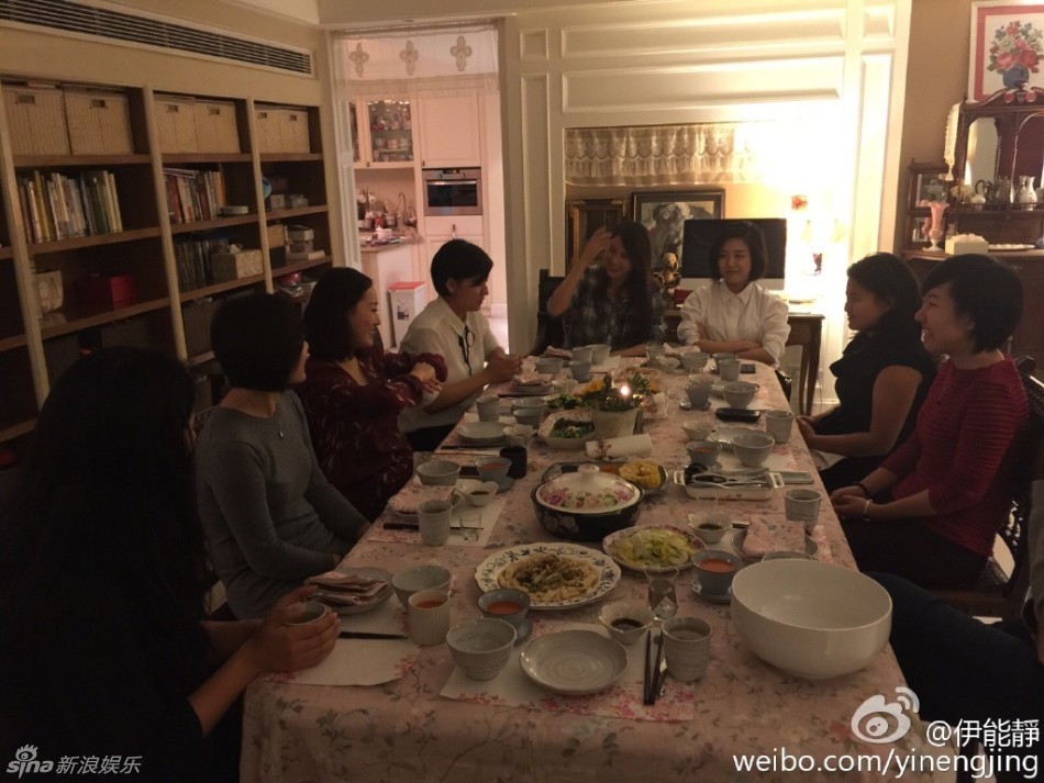伊能静晒伊府家宴吃螃蟹 室内装修奢华