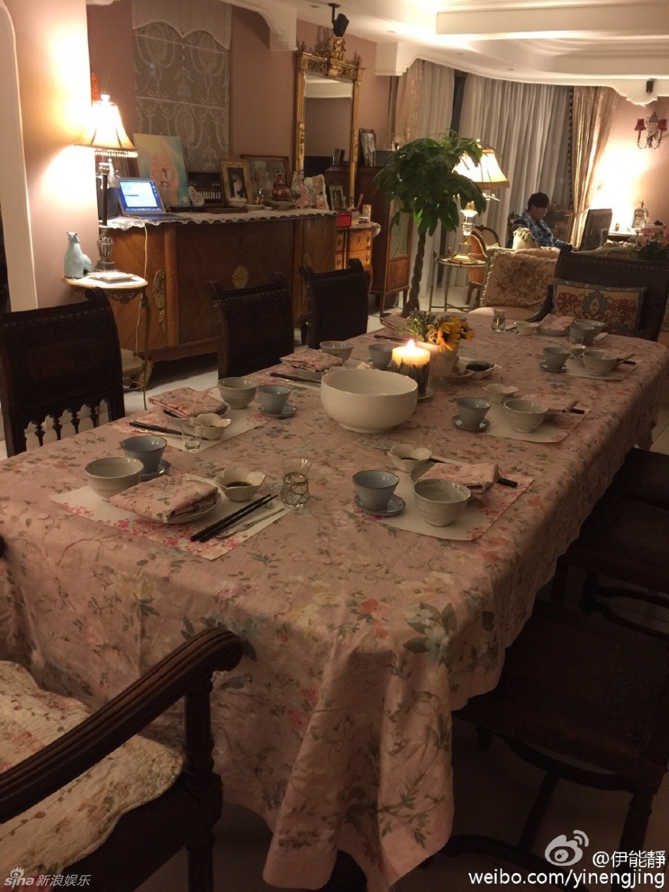 伊能静晒伊府家宴吃螃蟹 室内装修奢华