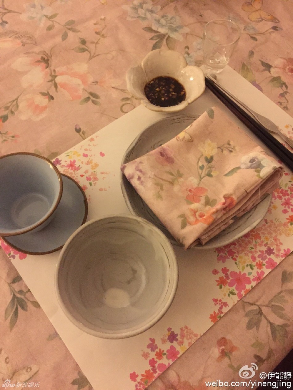 伊能静晒伊府家宴吃螃蟹 室内装修奢华