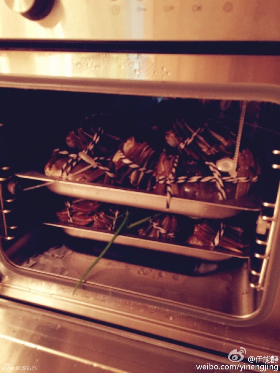 伊能静晒伊府家宴吃螃蟹 室内装修奢华