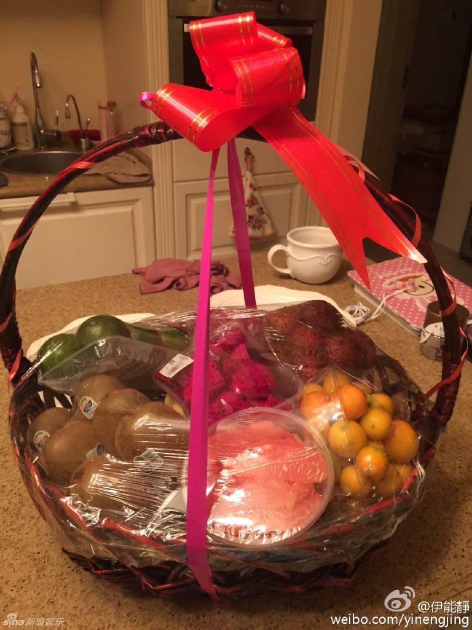 伊能静晒伊府家宴吃螃蟹 室内装修奢华