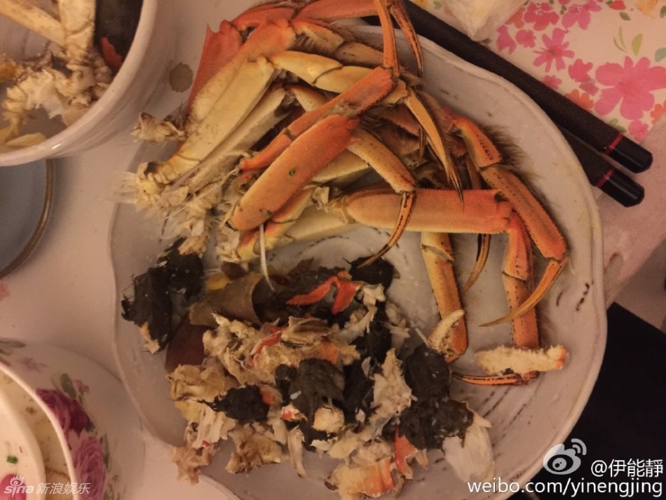 伊能静晒伊府家宴吃螃蟹 室内装修奢华