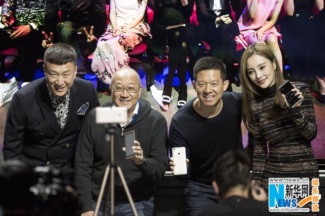 李小璐笑靥如花秀身材 孙红雷自嘲眼小脸大 李小璐笑靥如花秀身材 孙红雷自嘲眼小脸大