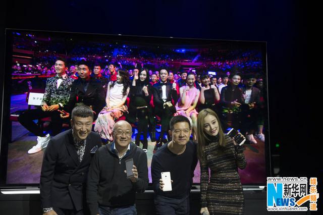 李小璐笑靥如花秀身材 孙红雷自嘲眼小脸大 李小璐笑靥如花秀身材 孙红雷自嘲眼小脸大